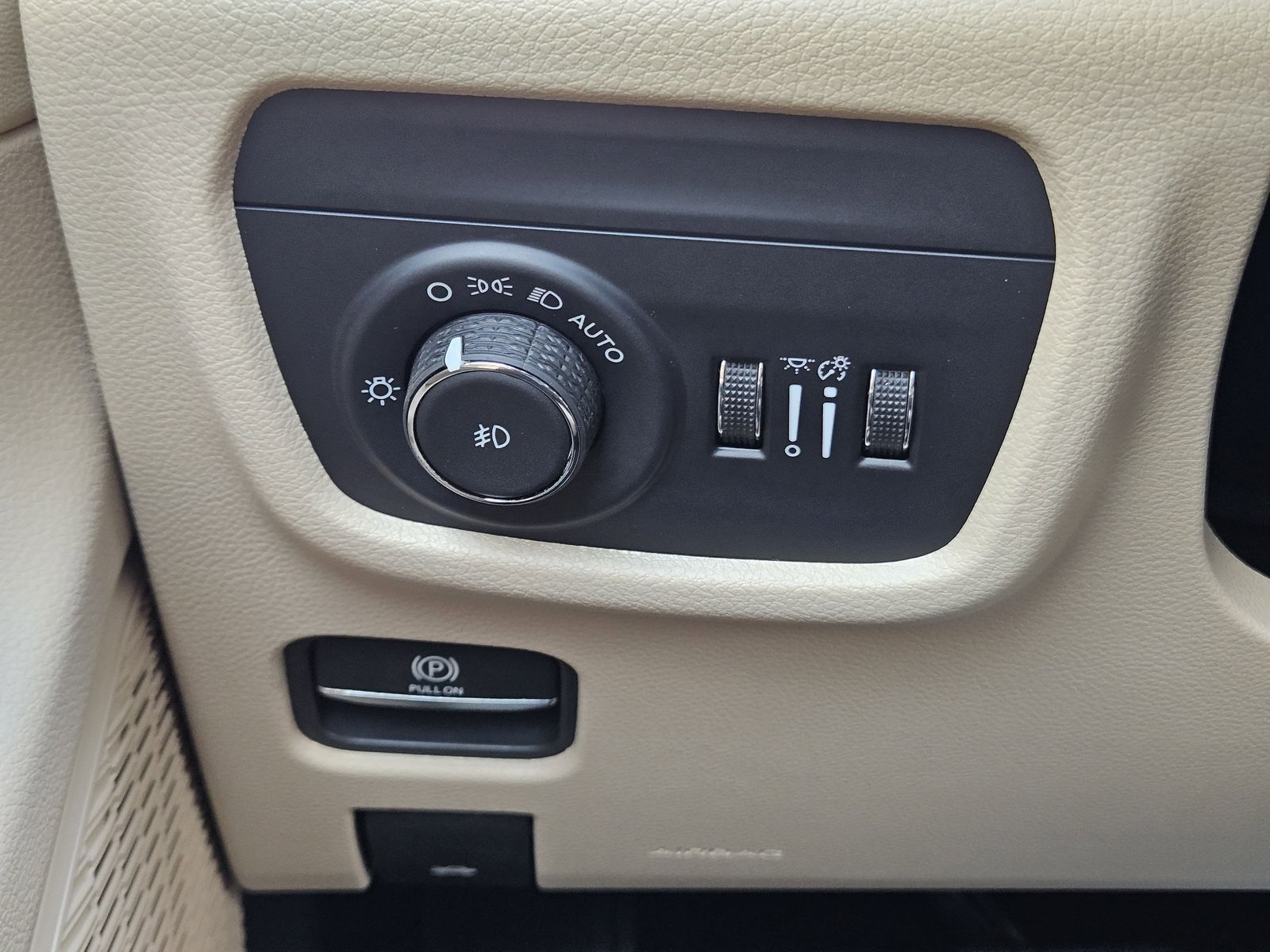 New 2025 Bright White Jeep L LIMITED 4X4 image 23