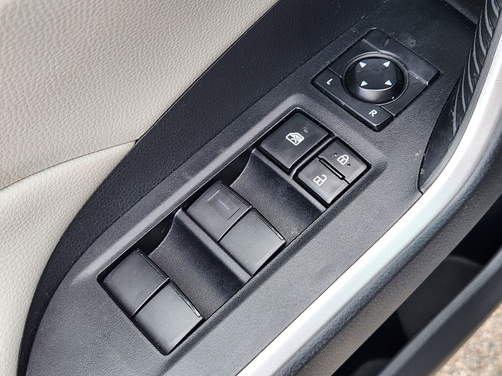 Used 2021 Silver Sky Metallic Midnight Black Metallic Toyota XLE image 32