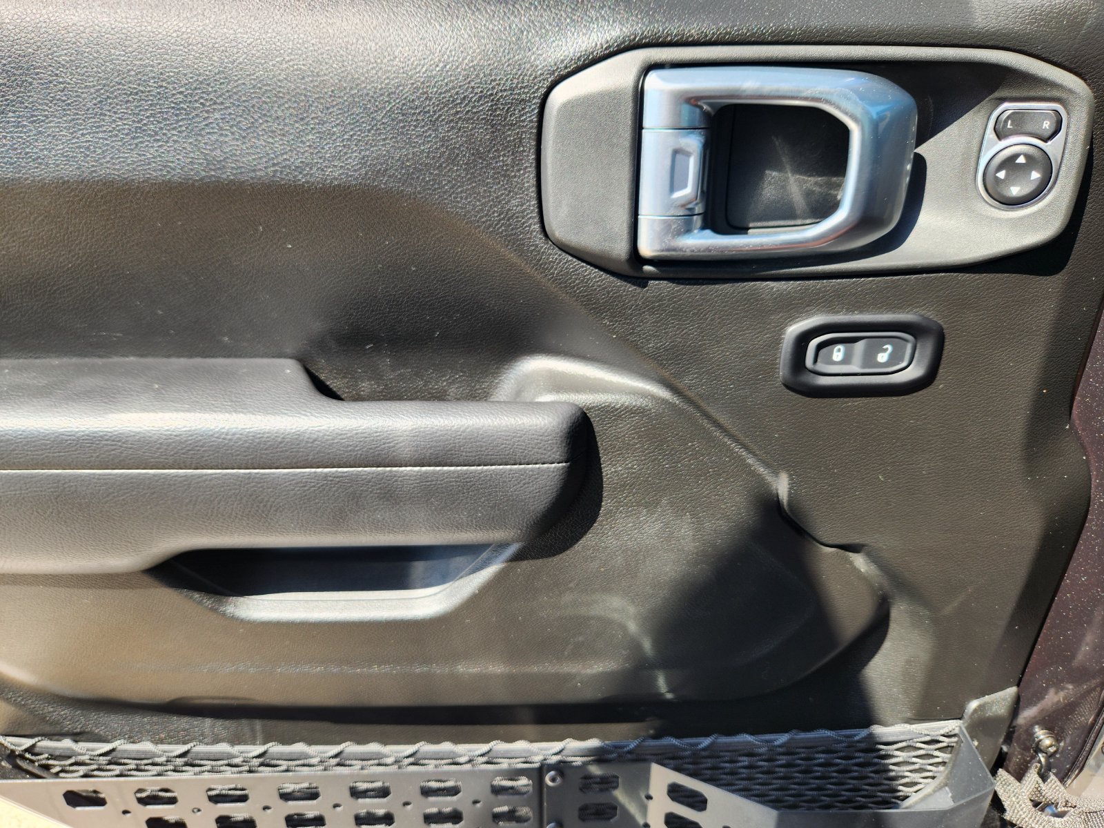 Used 2025 Granite Crystal Jeep Sport image 32