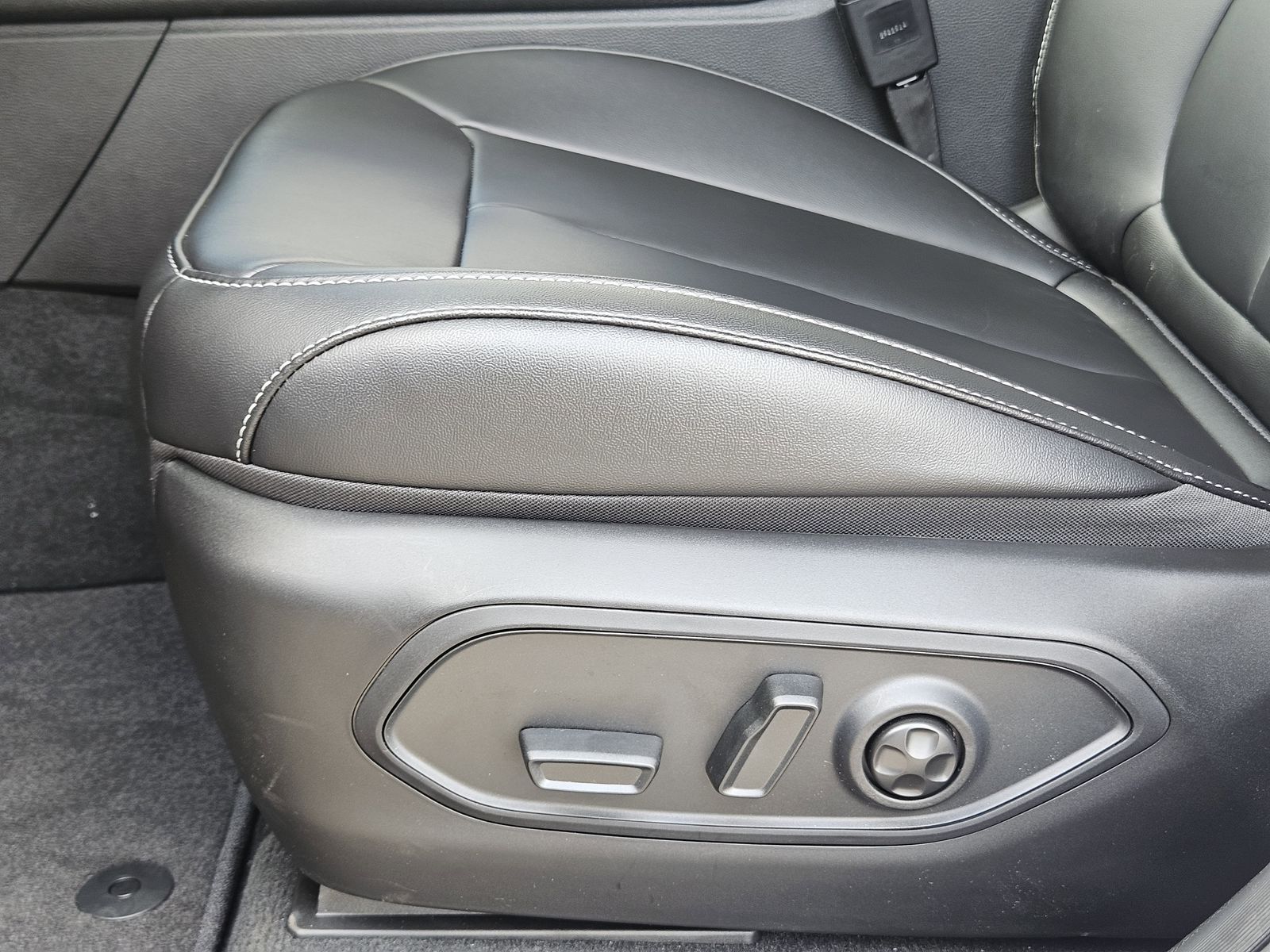 New 2025 Bright White Jeep L LIMITED 4X2 image 25