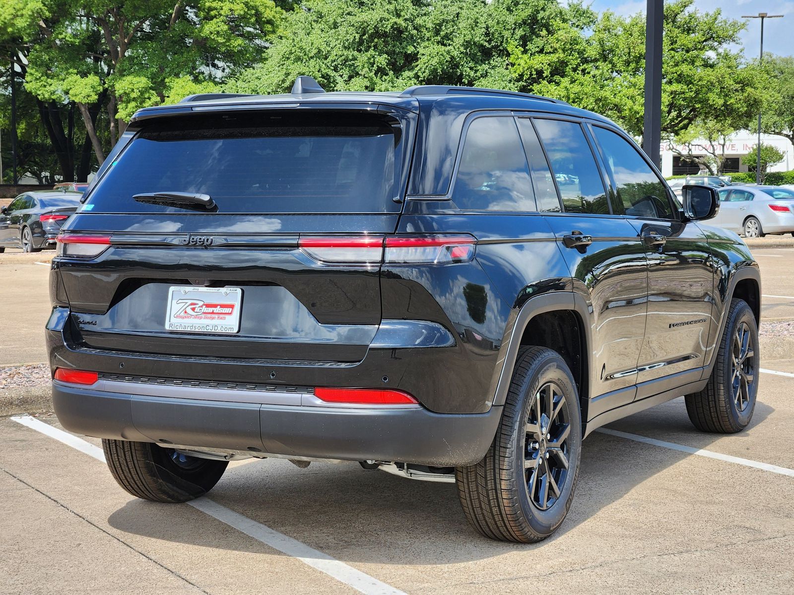 New 2026 Diamond Black Crystal Pearlcoat Jeep LAREDO ALTITUDE 4X4 image 6