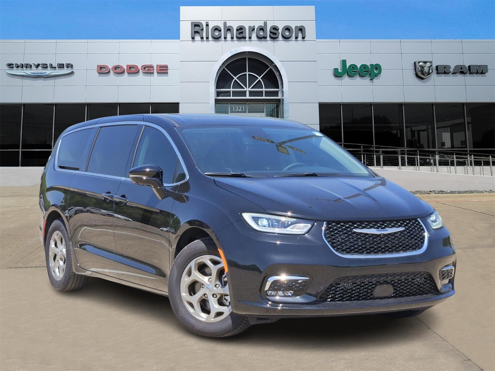 2024 Chrysler Pacifica Limited's photo