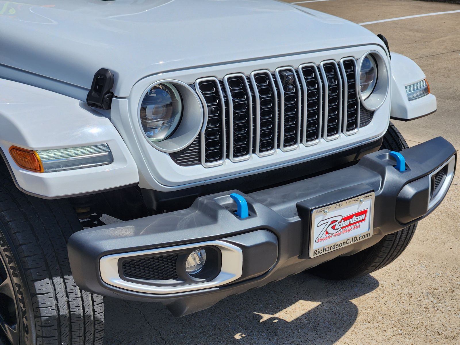 Used 2024 Bright White Clearcoat Jeep Sahara image 10