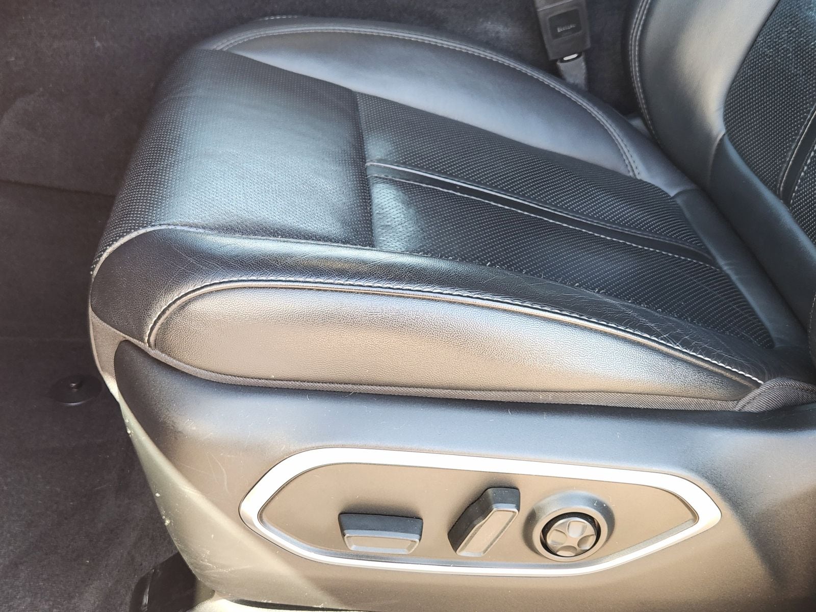 Used 2023 Diamond Black Crystal Pearlcoat Jeep Base image 31