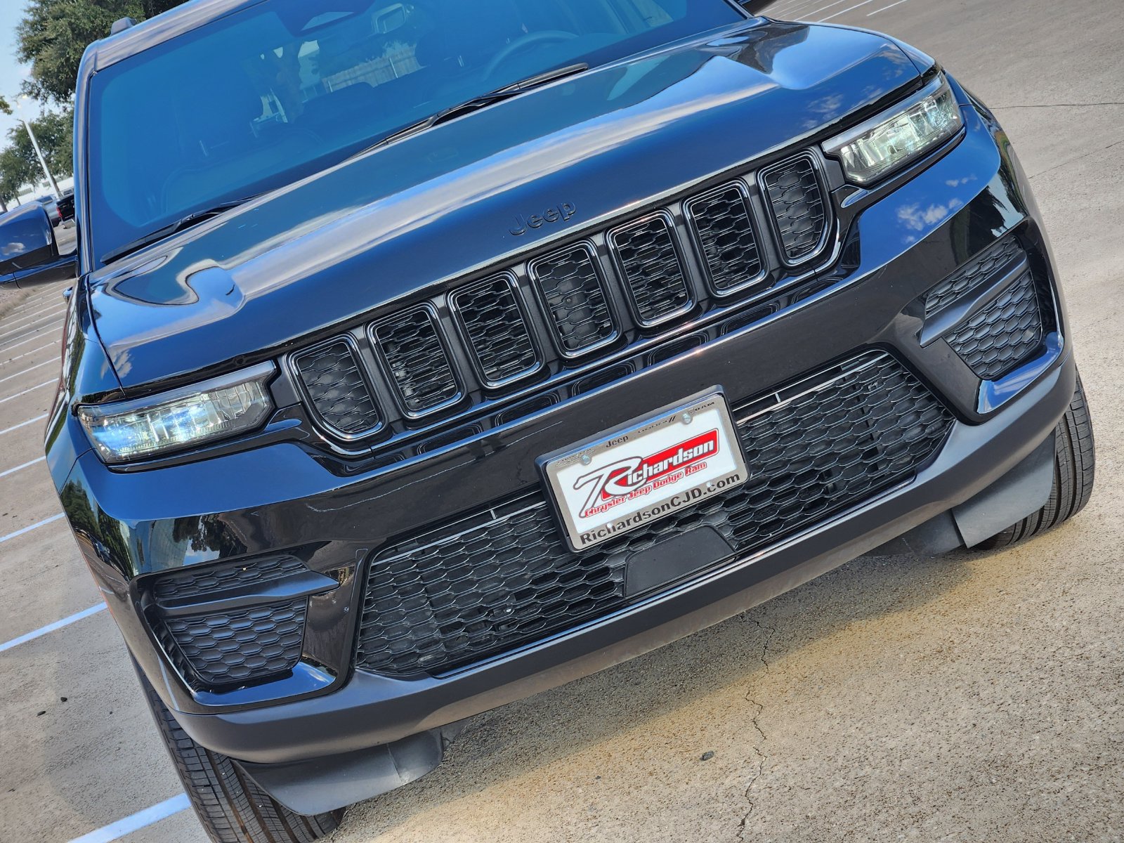 Used 2025 Diamond Black Crystal Pearlcoat Jeep Laredo image 8