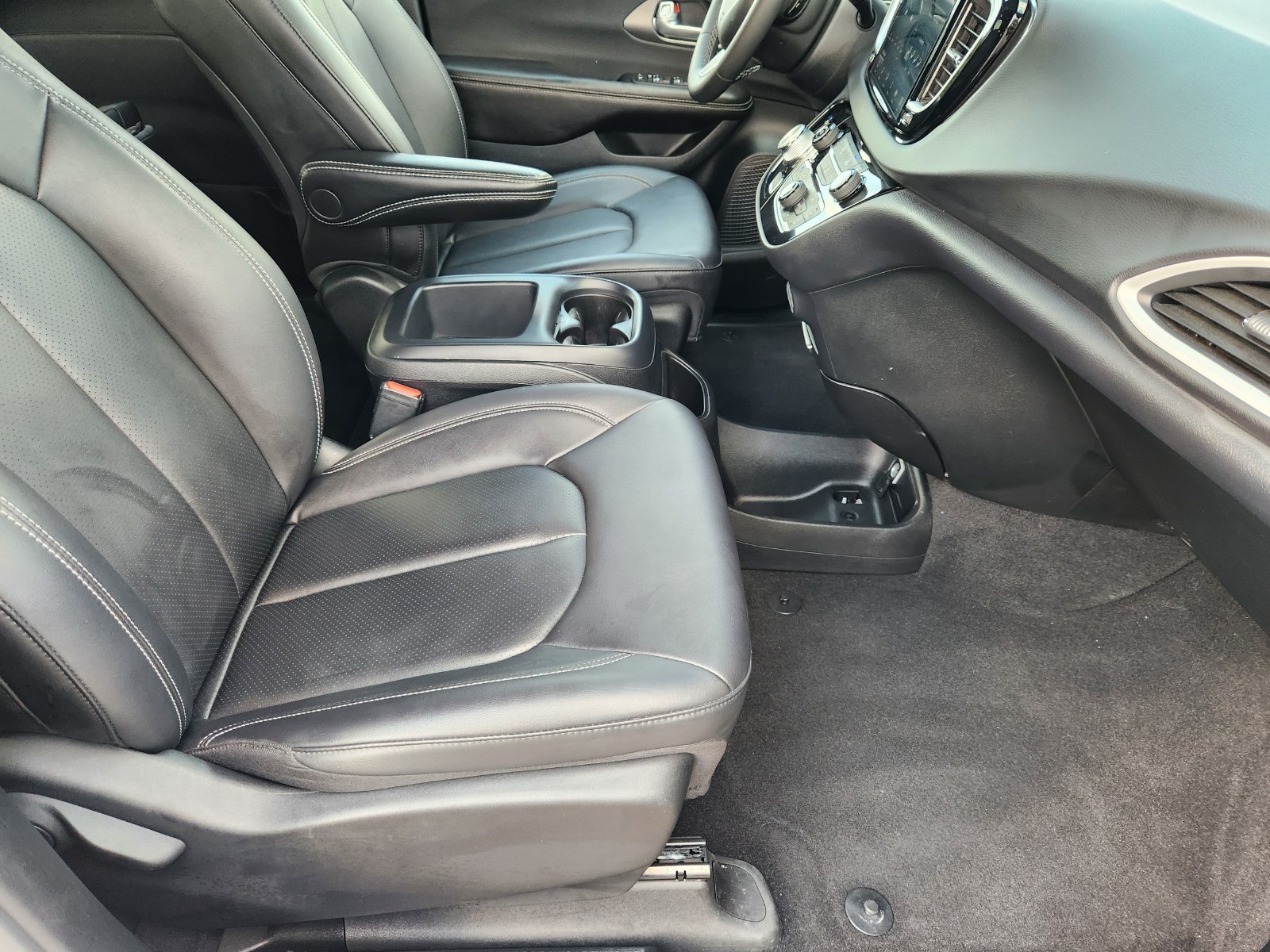 Used 2026 Bright White Chrysler Select image 19