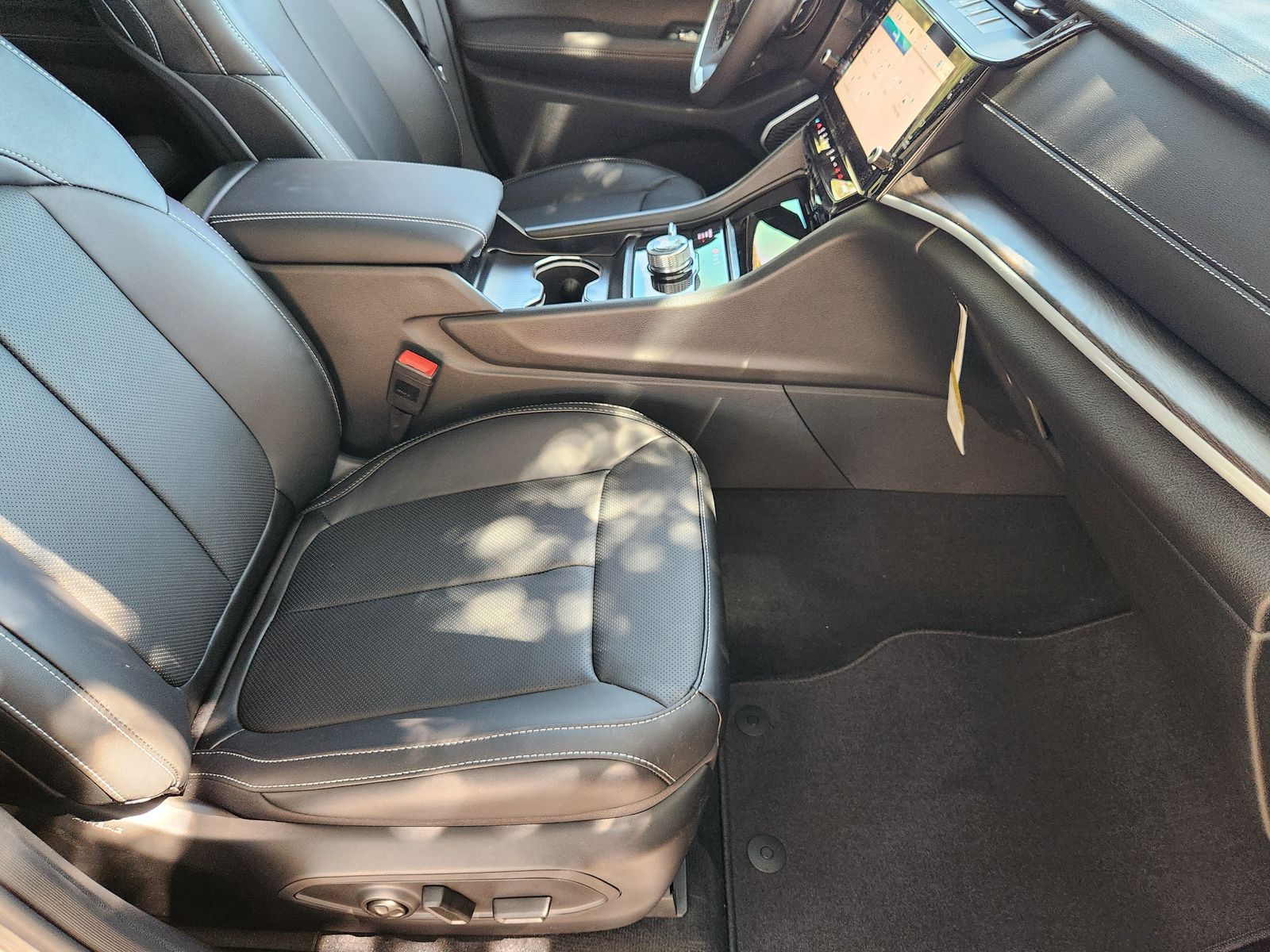 New 2027 Sting-Gray Jeep Limited Reserve image 19