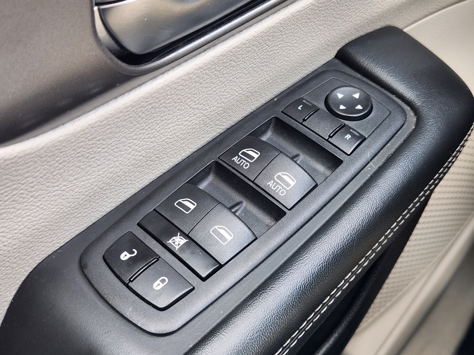 Used 2023 Silver Mist Chrysler Touring L image 30