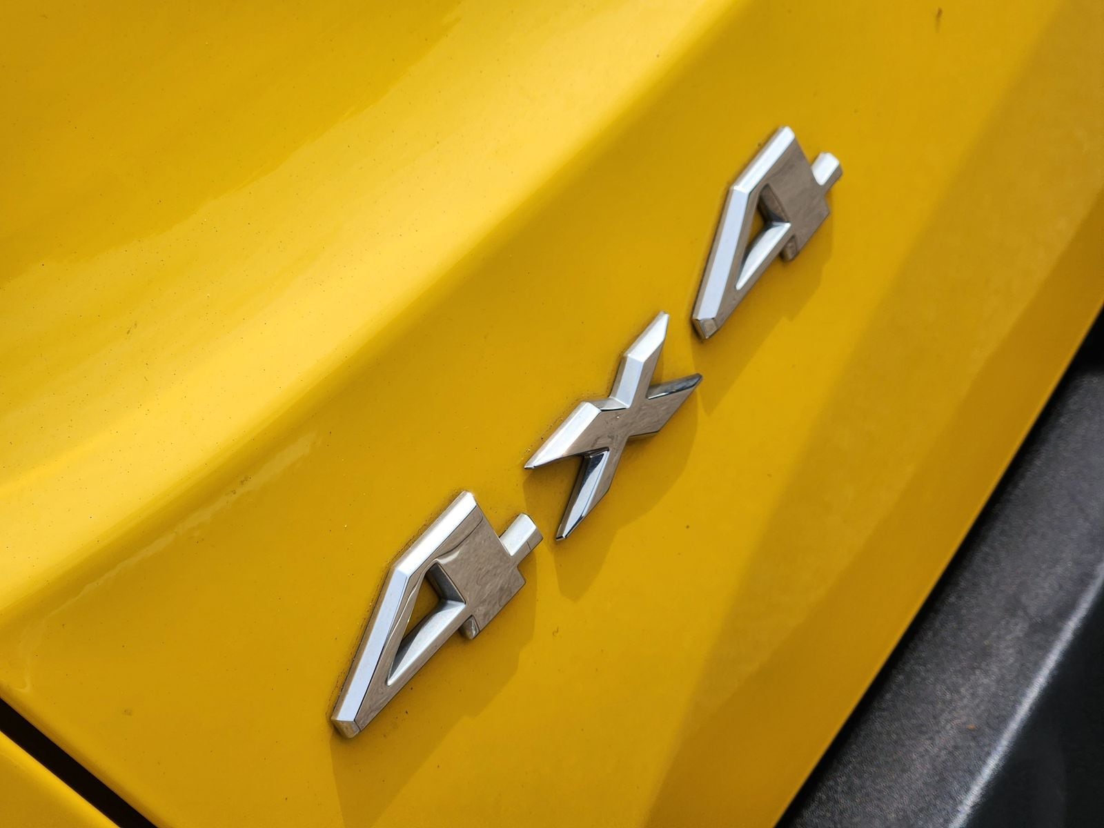 Used 2023 Solar Yellow Jeep Latitude image 20