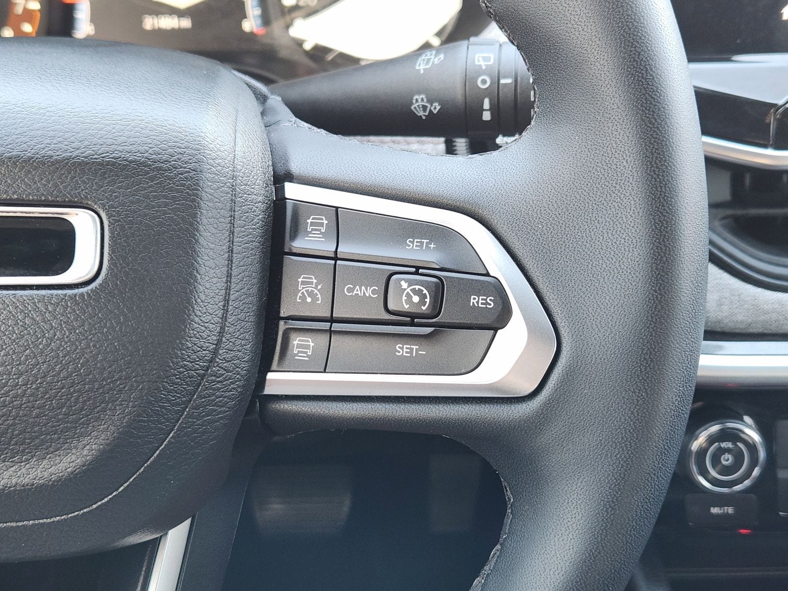 Used 2024 Bright White Jeep Latitude Lux image 40