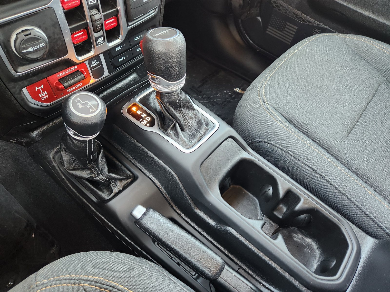 Used 2025 Granite Crystal Jeep Sport image 28