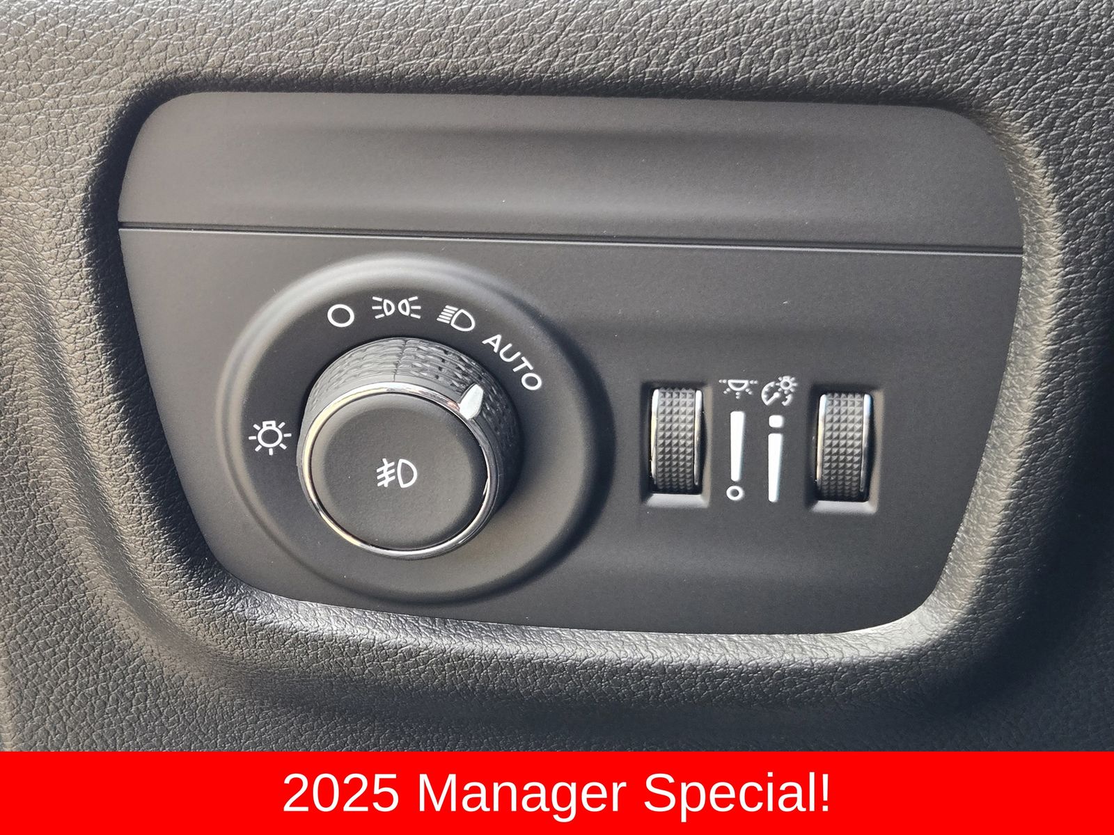 New 2025 Baltic Gray Jeep L LIMITED 4X4 image 28