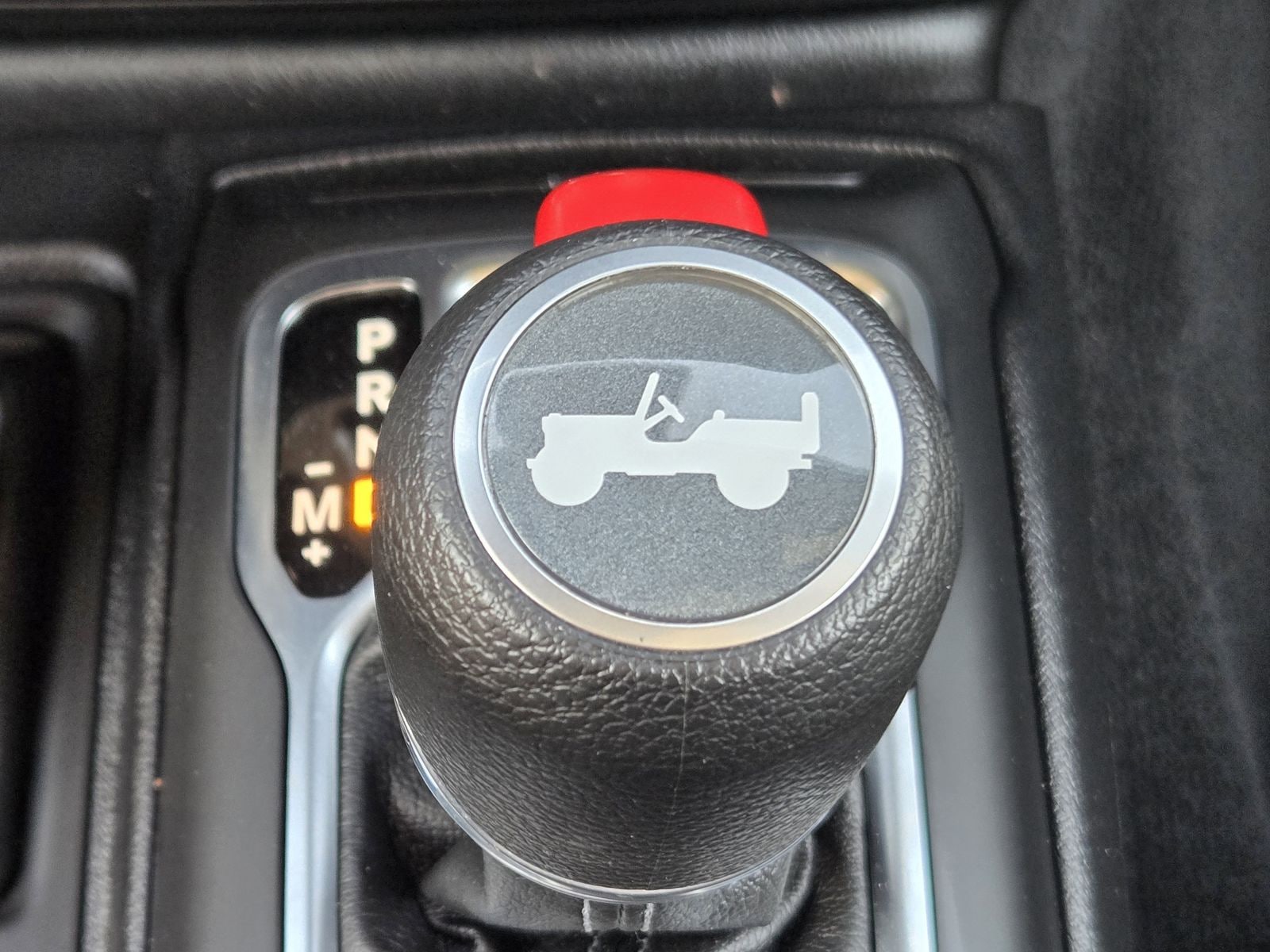 Used 2025 Granite Crystal Jeep Sahara image 26