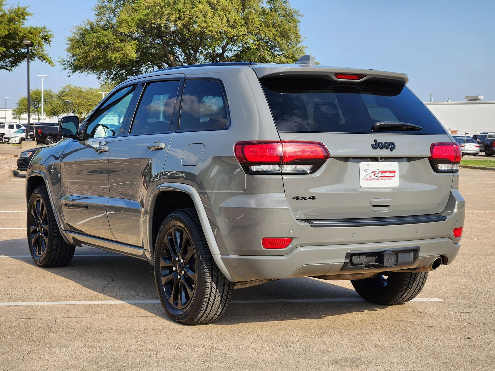 Used 2020 Sting-Gray Clearcoat Jeep Laredo image 4