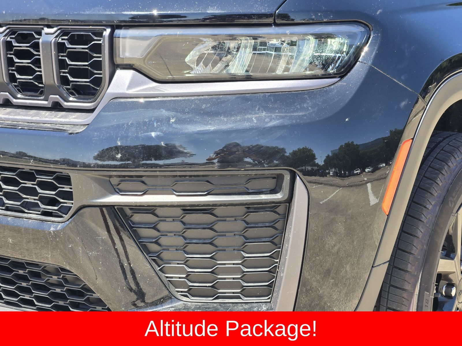 New 2026 Diamond Black Crystal Pearlcoat Jeep LAREDO ALTITUDE 4X4 image 10