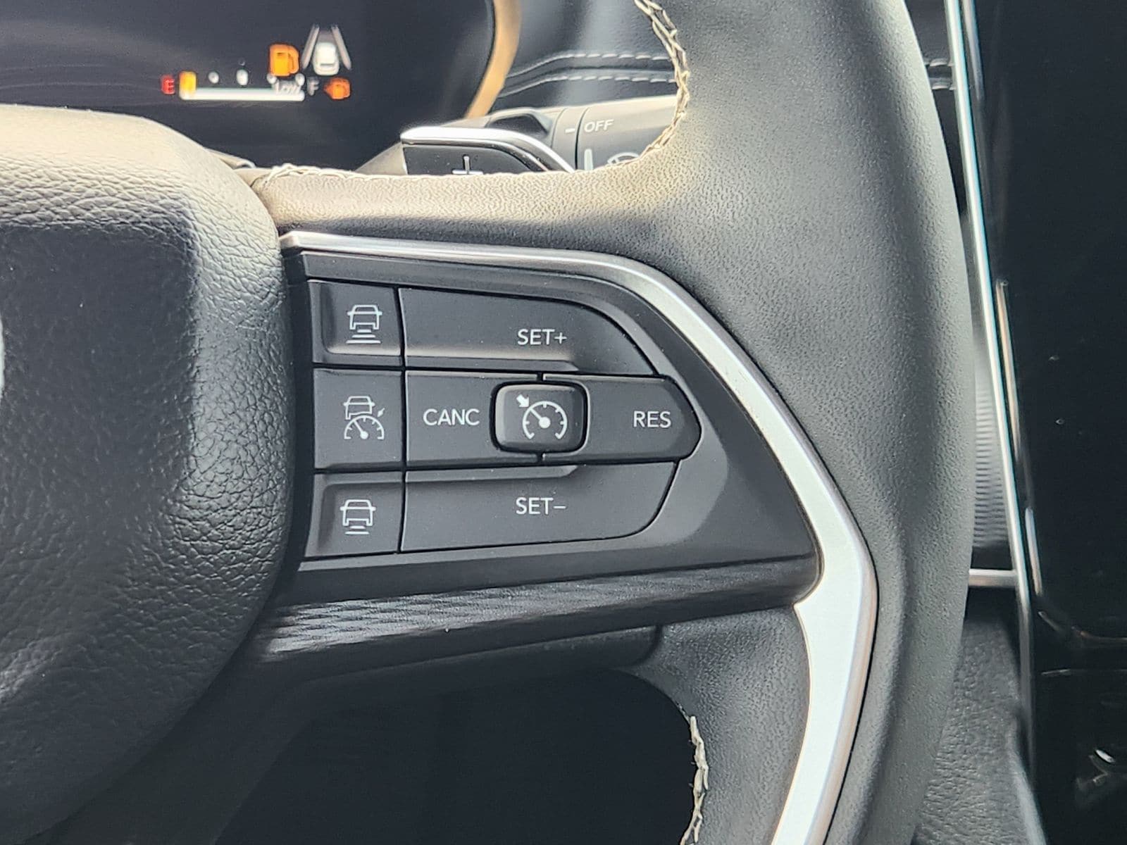 Used 2025 Diamond Black Crystal Pearlcoat Jeep Laredo image 38