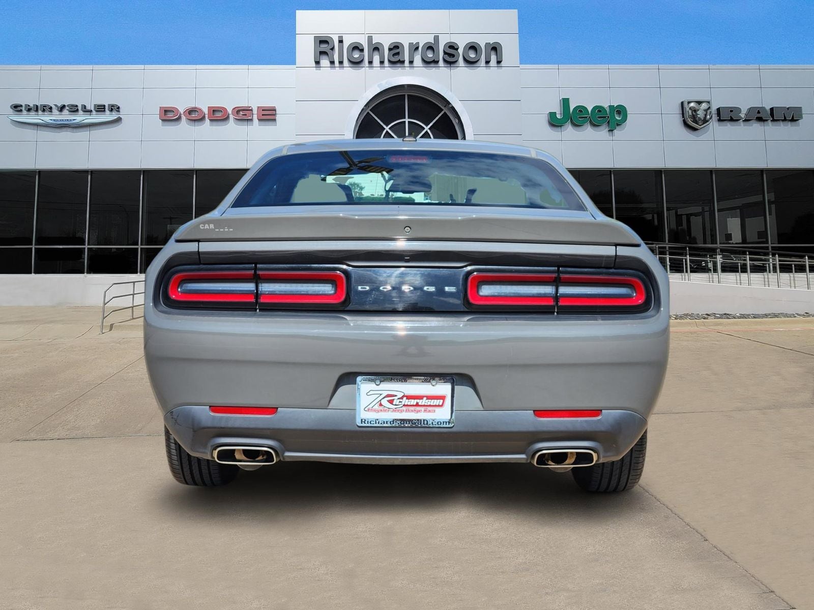 Used 2019 Destroyer Gray Clearcoat Dodge SXT image 3