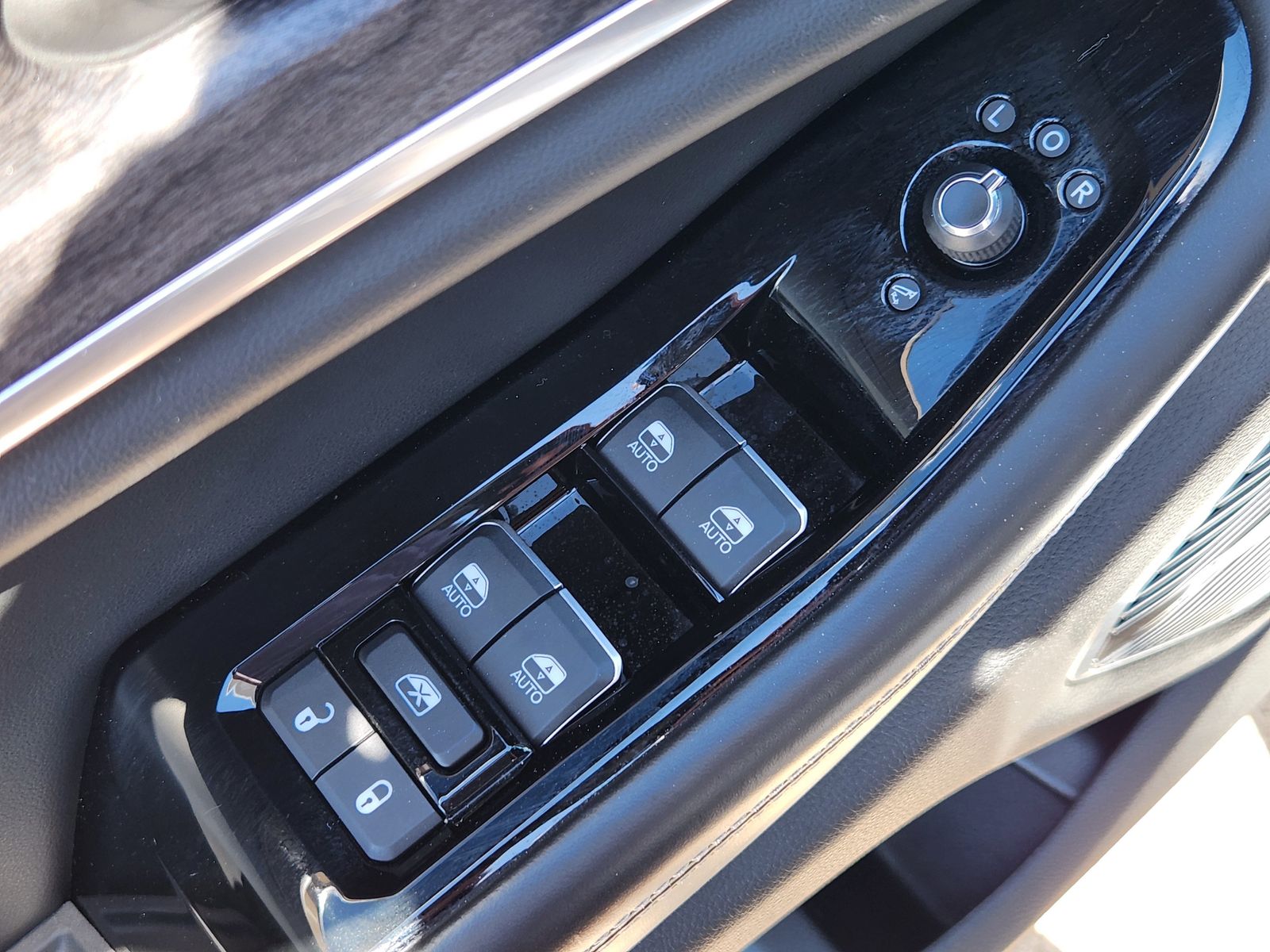 Used 2022 Bright White Jeep Overland image 33