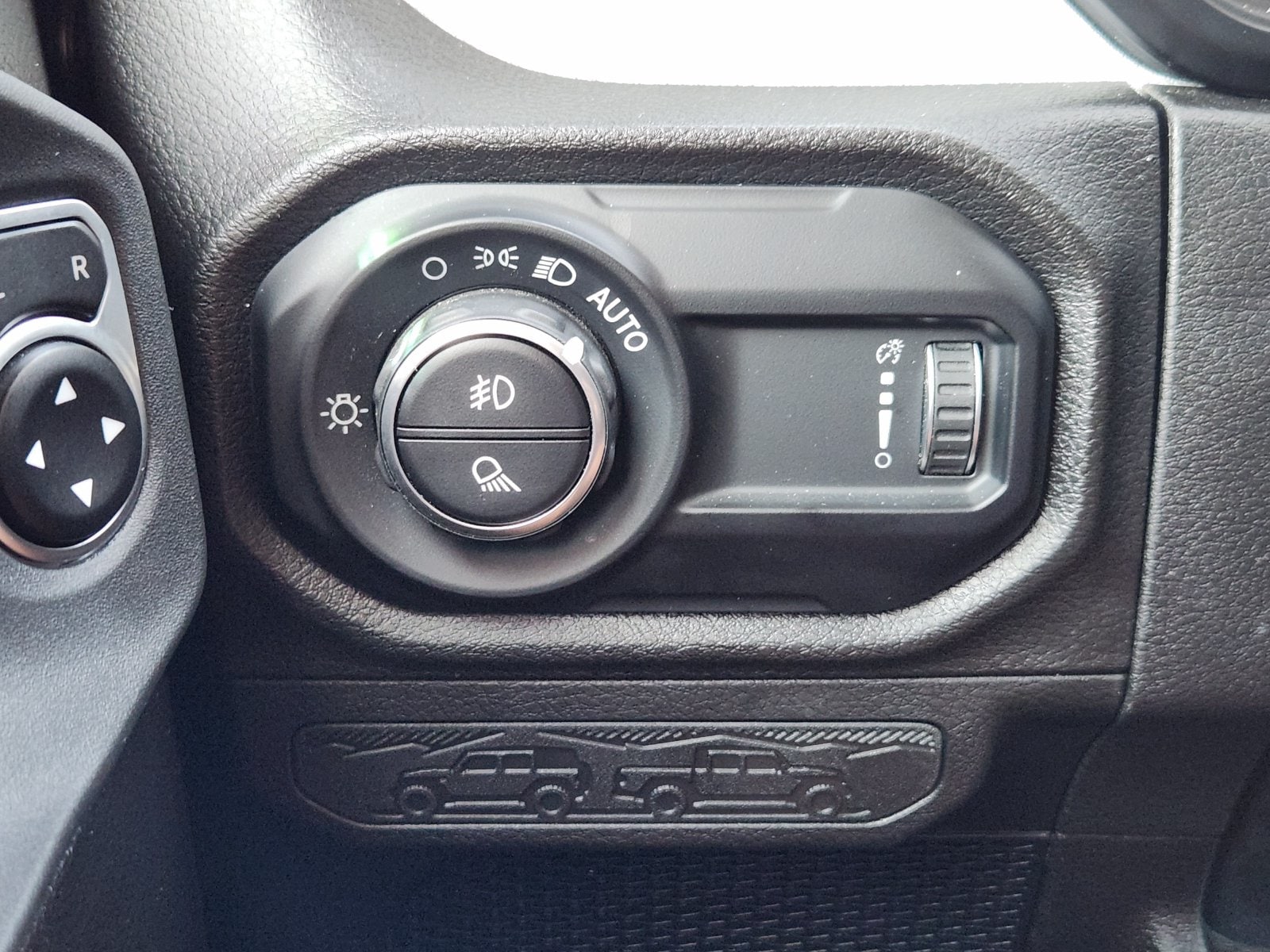 Used 2025 Granite Crystal Jeep Sport image 31