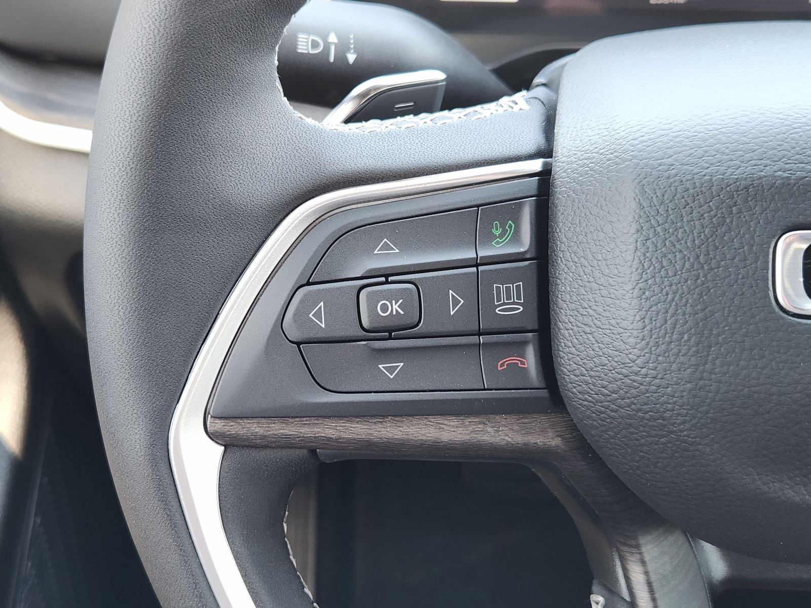 New 2026 Bright White Jeep LAREDO ALTITUDE 4X2 image 33