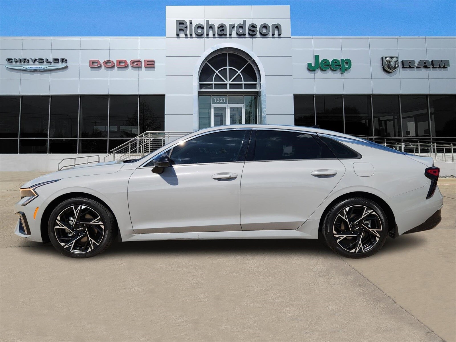 2025 Kia K5 GT-Line photo 3
