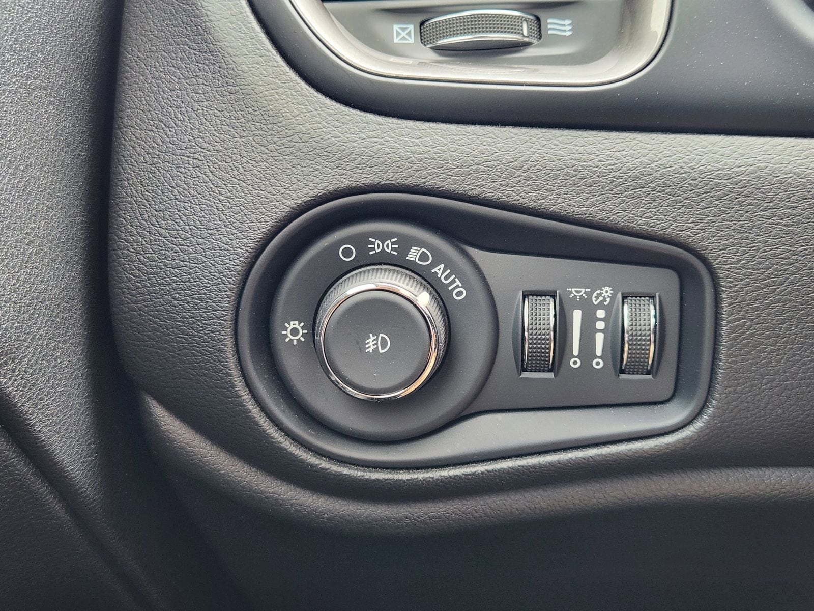 Used 2023 Solar Yellow Jeep Latitude image 32