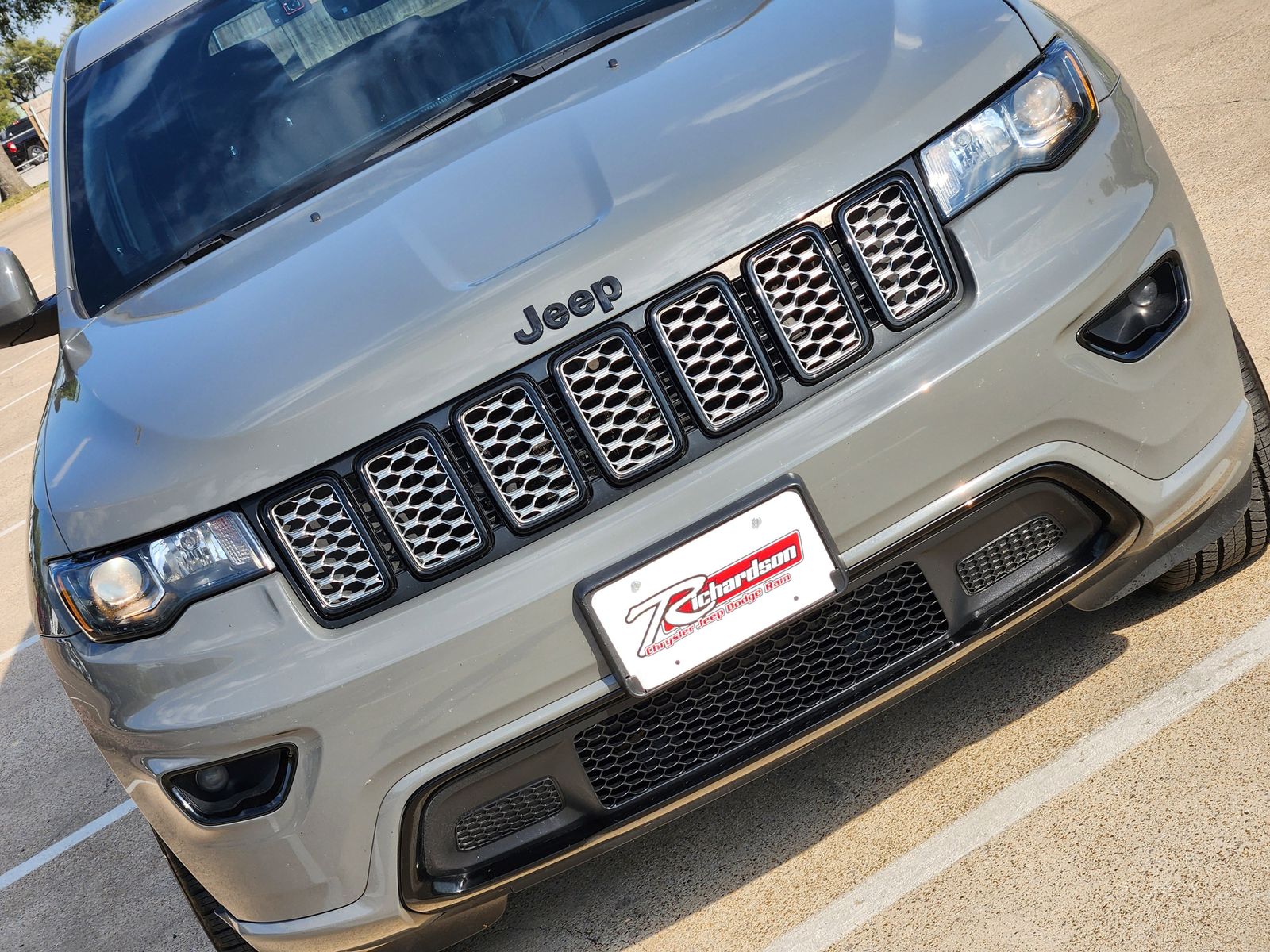 Used 2020 Sting-Gray Clearcoat Jeep Laredo image 14