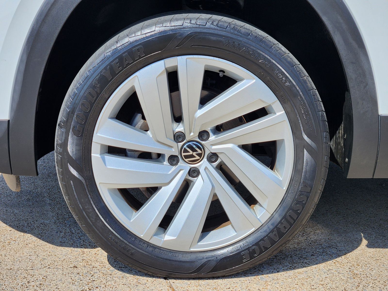 Used 2022 Pure White Volkswagen 2.0T SE w/Technology image 21