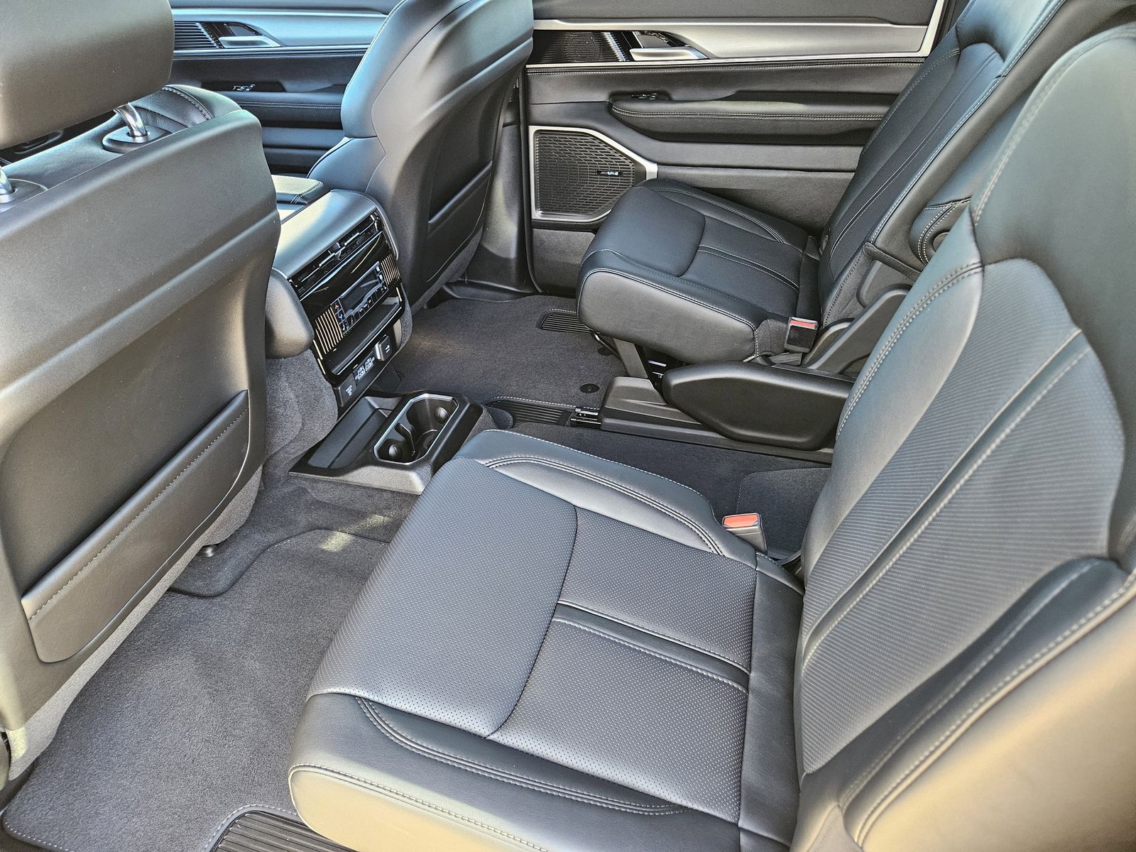 New 2025 Baltic Gray Jeep LIMITED 4X4 image 31