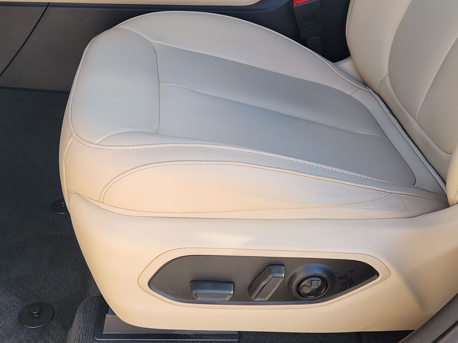 Used 2024 Bright White Jeep Base image 33