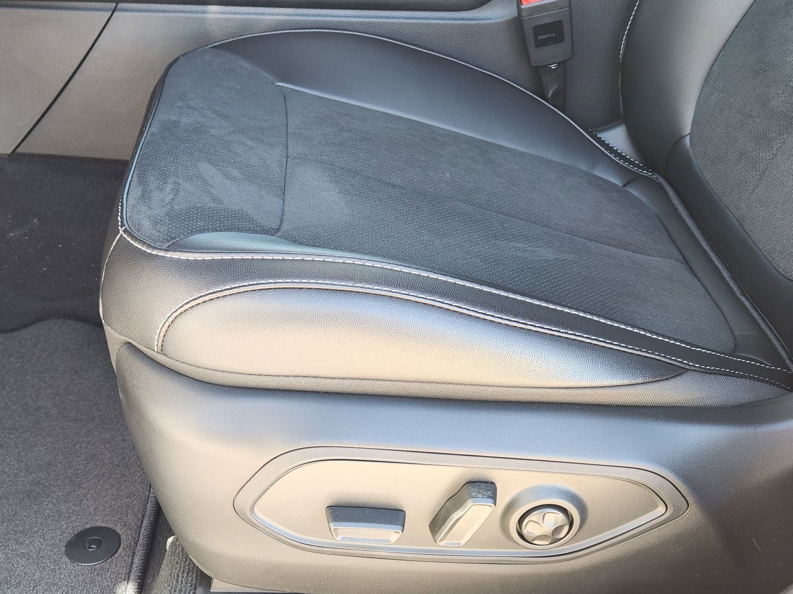 New 2026 Bright White Jeep LAREDO ALTITUDE 4X4 image 24