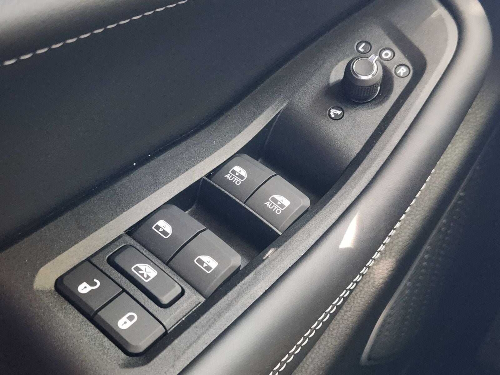 New 2027 Sting-Gray Jeep Limited Reserve image 30