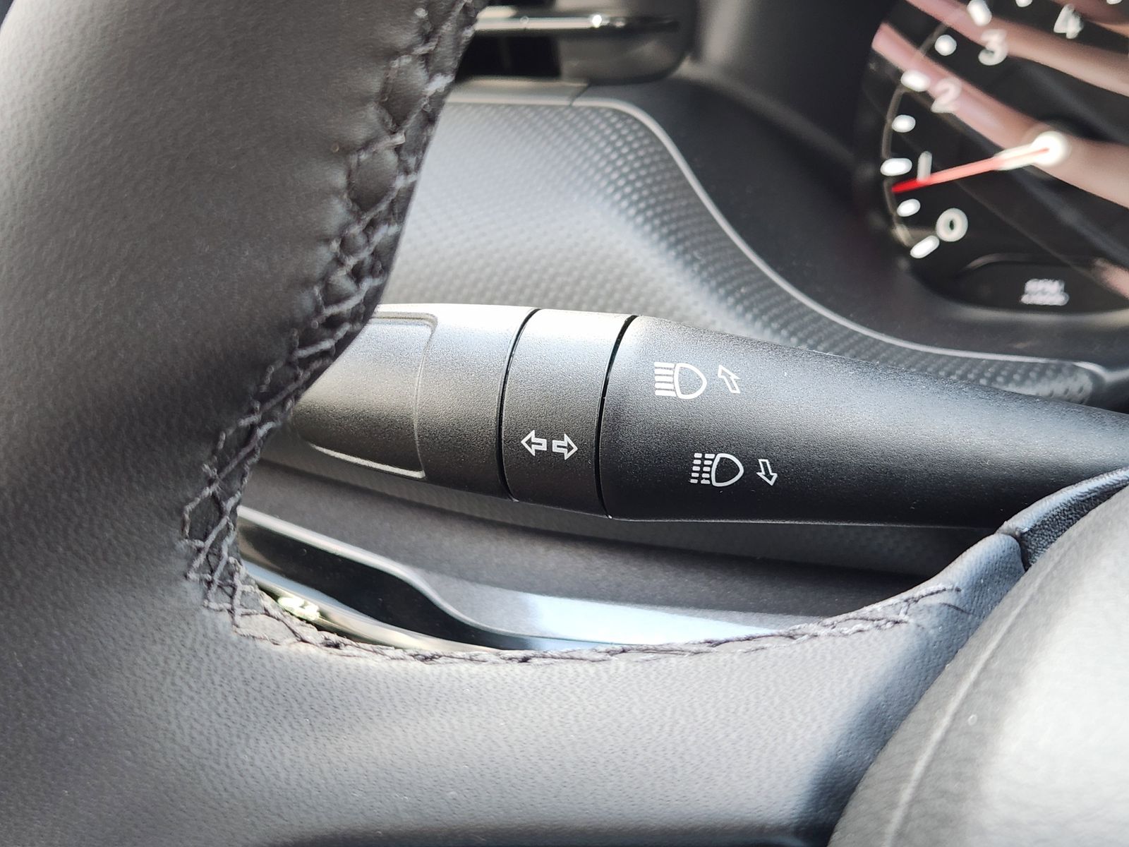 New 2026 Hydro Blue Pearlcoat Jeep LATITUDE ALTITUDE 4X4 image 37