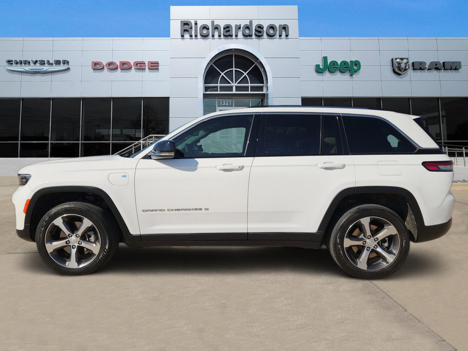 Used 2024 Bright White Jeep Base image 3
