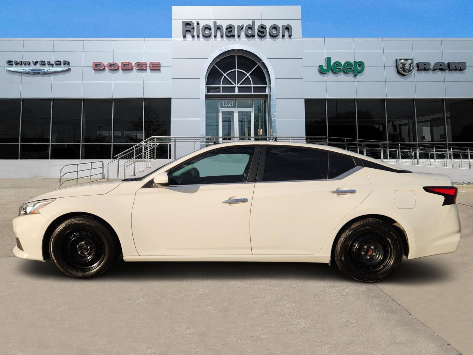 Used 2021 Glacier White Nissan 2.5 S image 3