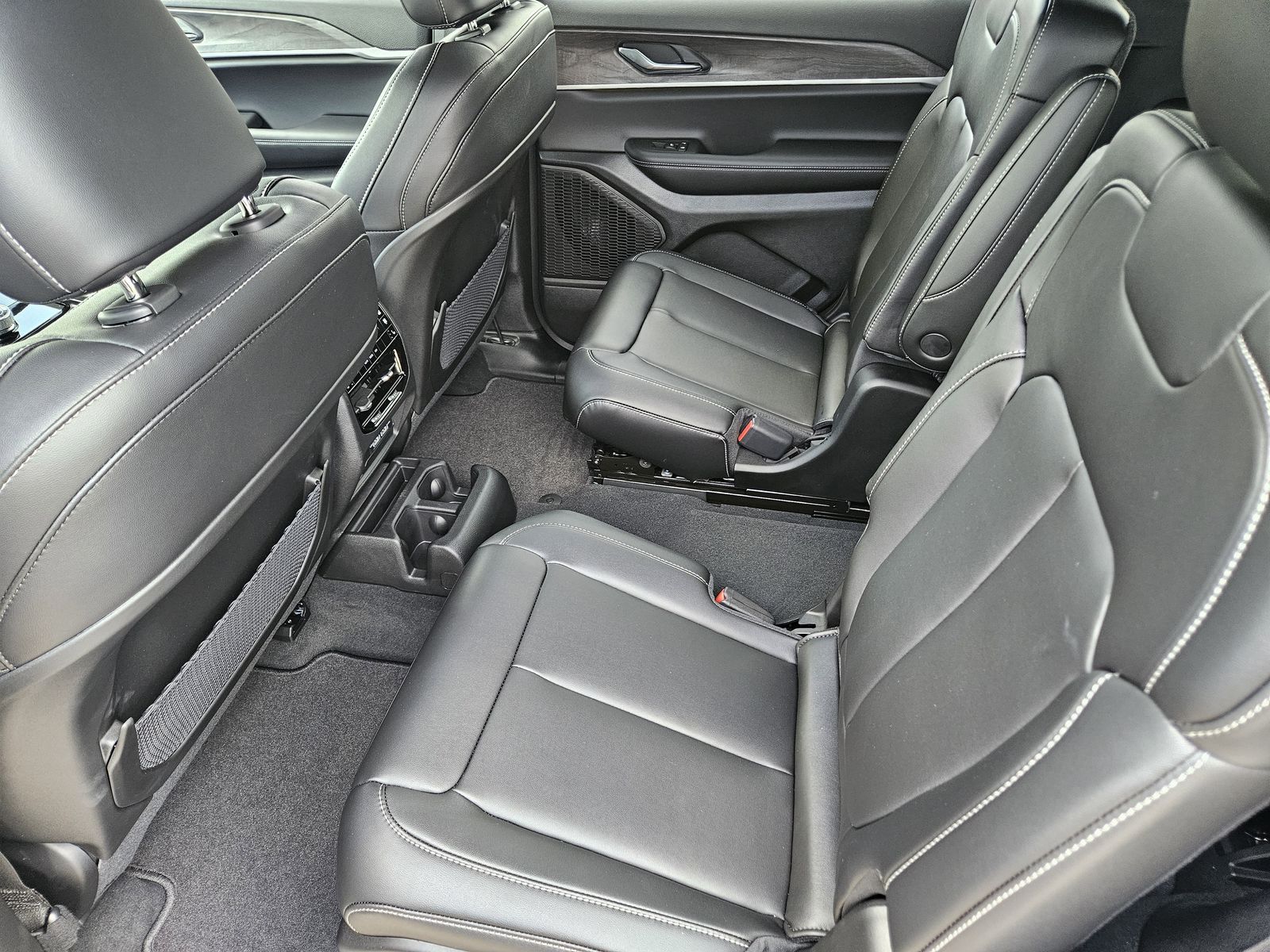 New 2025 Bright White Jeep L LIMITED 4X2 image 31