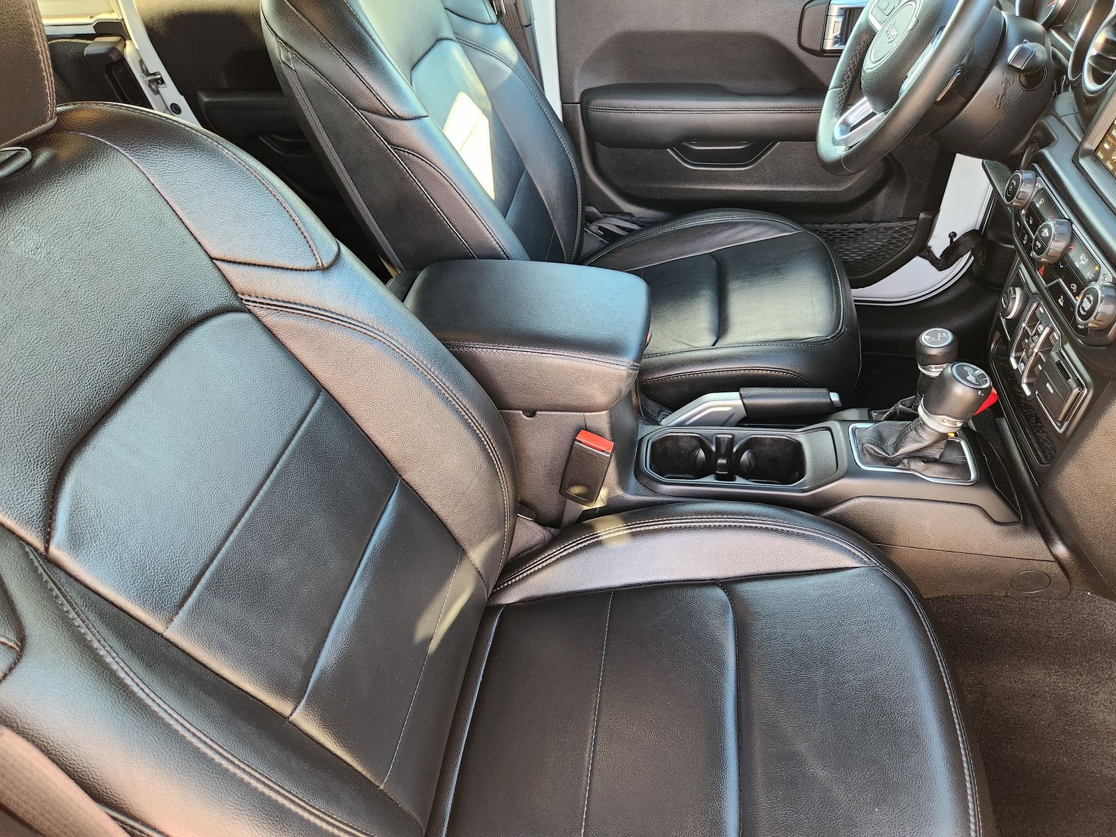 Used 2022 Bright White Jeep Unlimited Sahara image 21