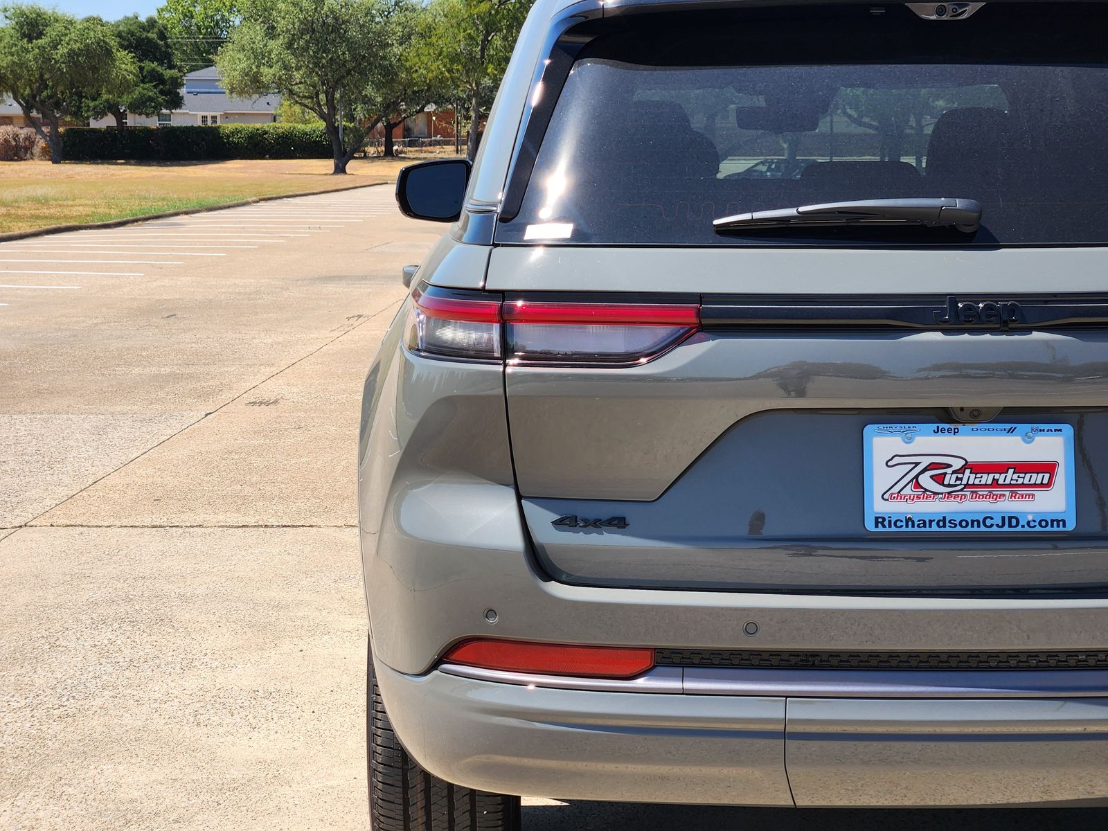 New 2027 Sting-Gray Jeep Limited Reserve image 8
