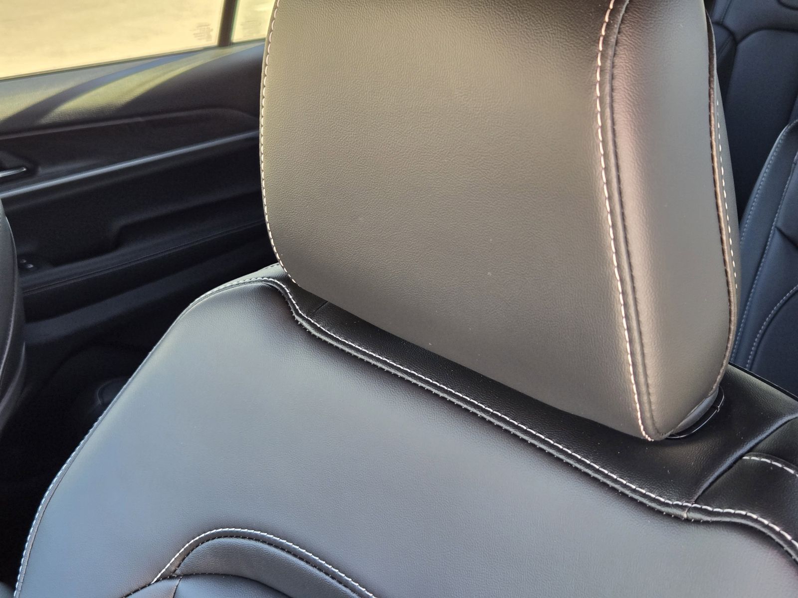 New 2025 Diamond Black Crystal Pearlcoat Jeep L LIMITED 4X4 image 15