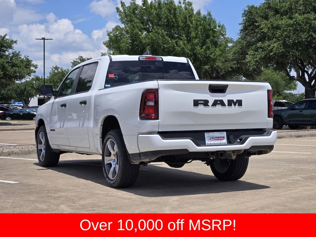 New 2026 Ram 1500 EXPRESS CREW CAB 4X2 5'7 BOX Pickup