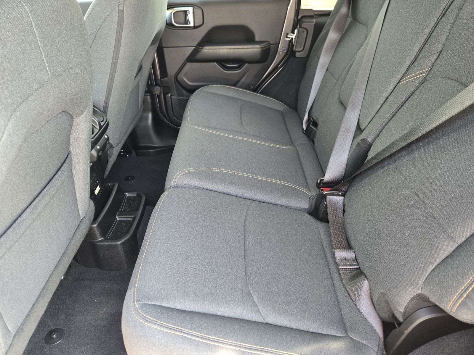 Used 2025 Granite Crystal Jeep Sahara image 37