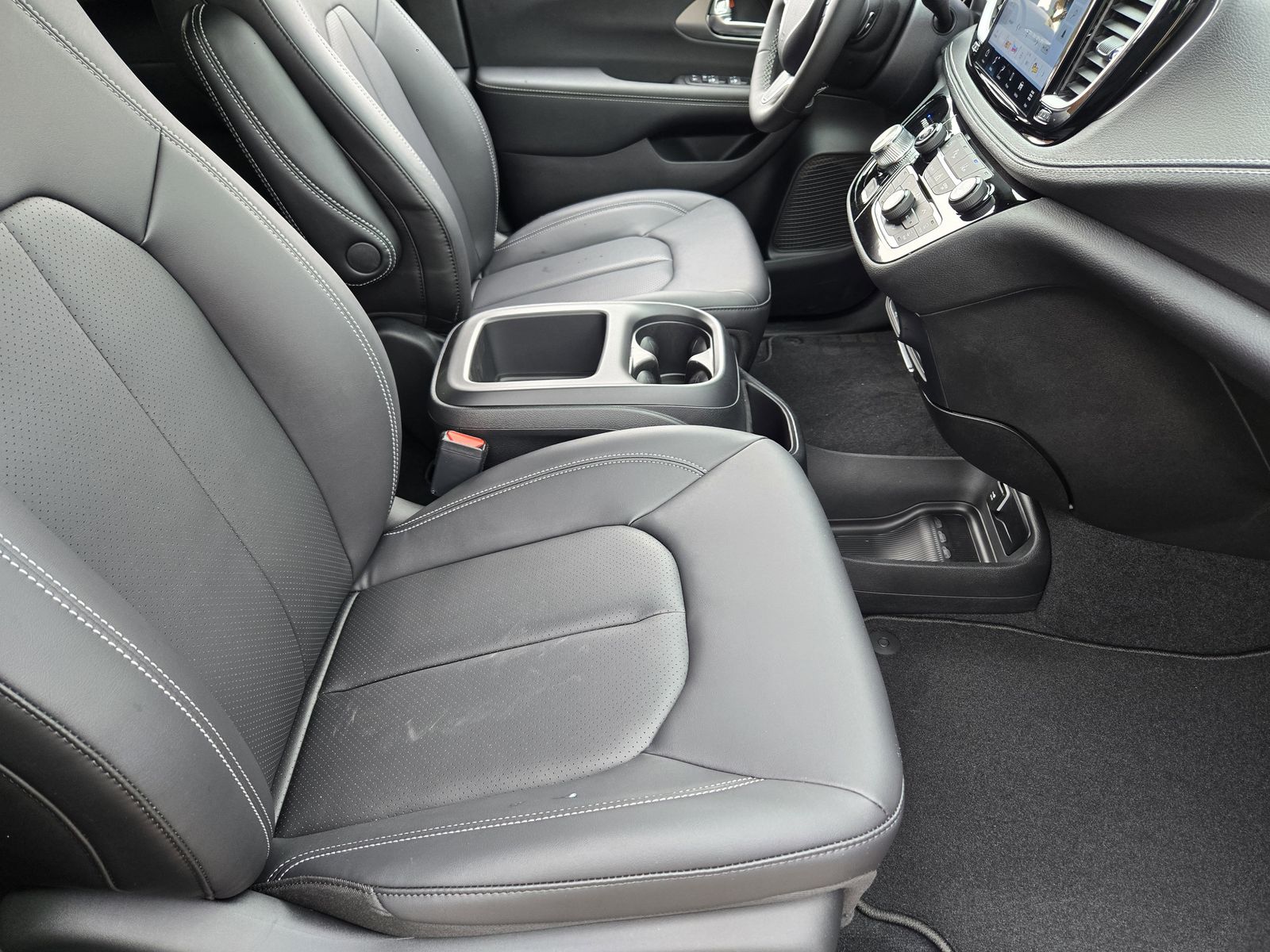 New 2026 Diamond Black Crystal Pearlcoat Chrysler SELECT AWD image 14