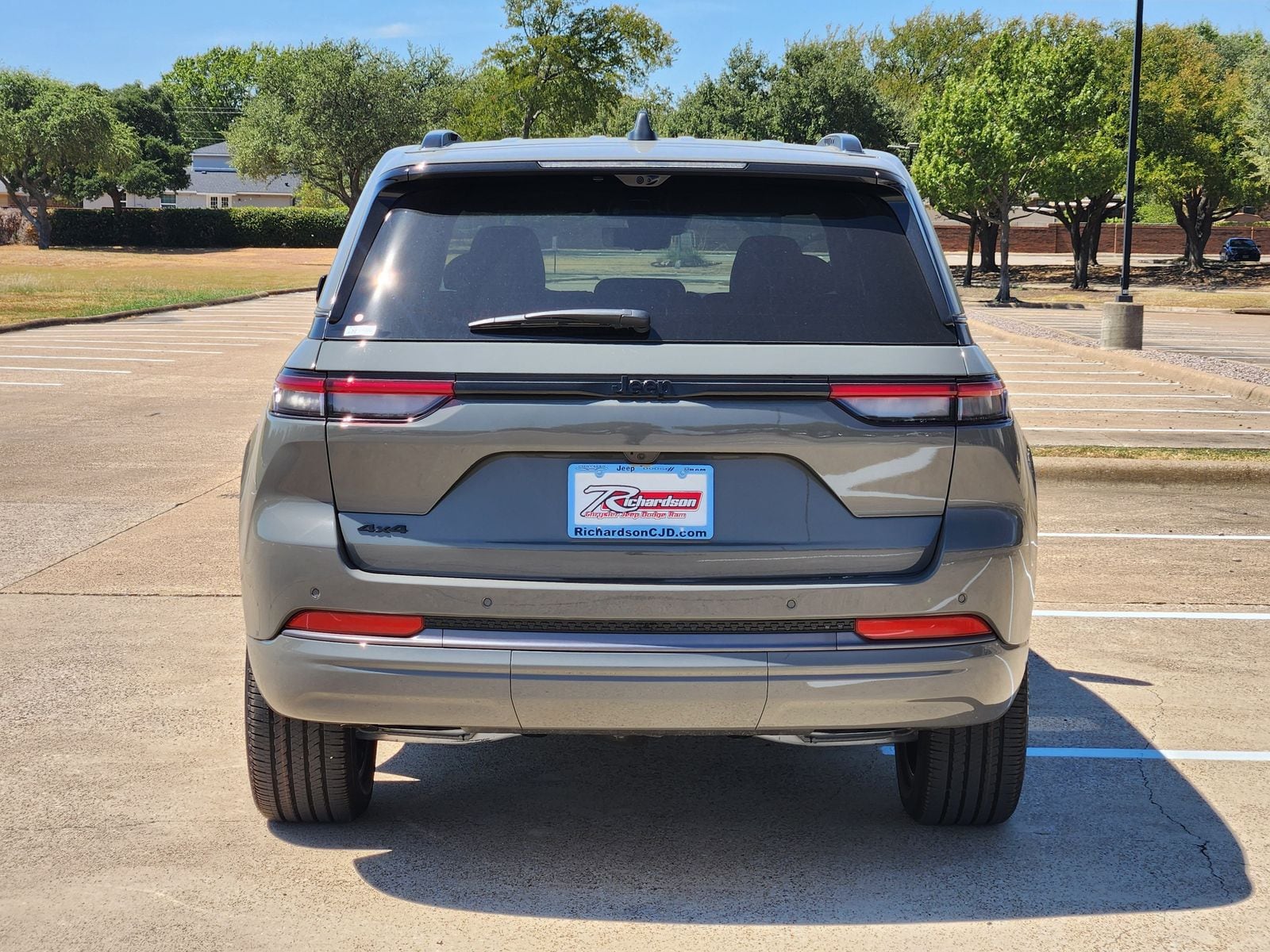 New 2027 Sting-Gray Jeep Limited Reserve image 5