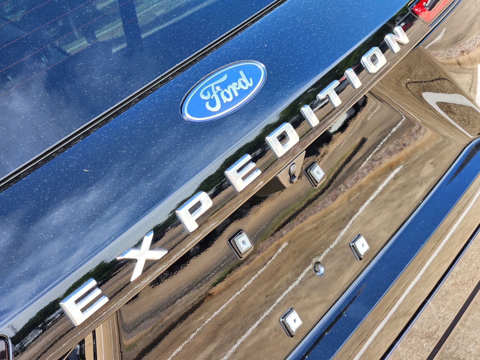 Used 2025 Gray Metallic Ford Platinum image 18