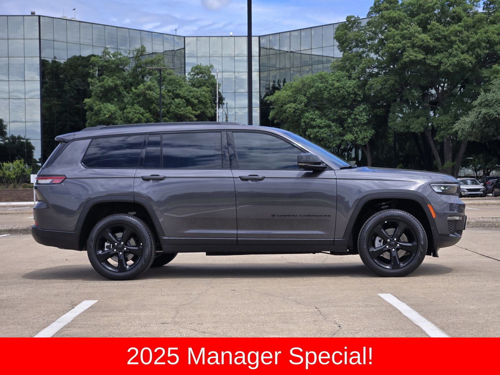 New 2025 Baltic Gray Jeep L LIMITED 4X4 image 7