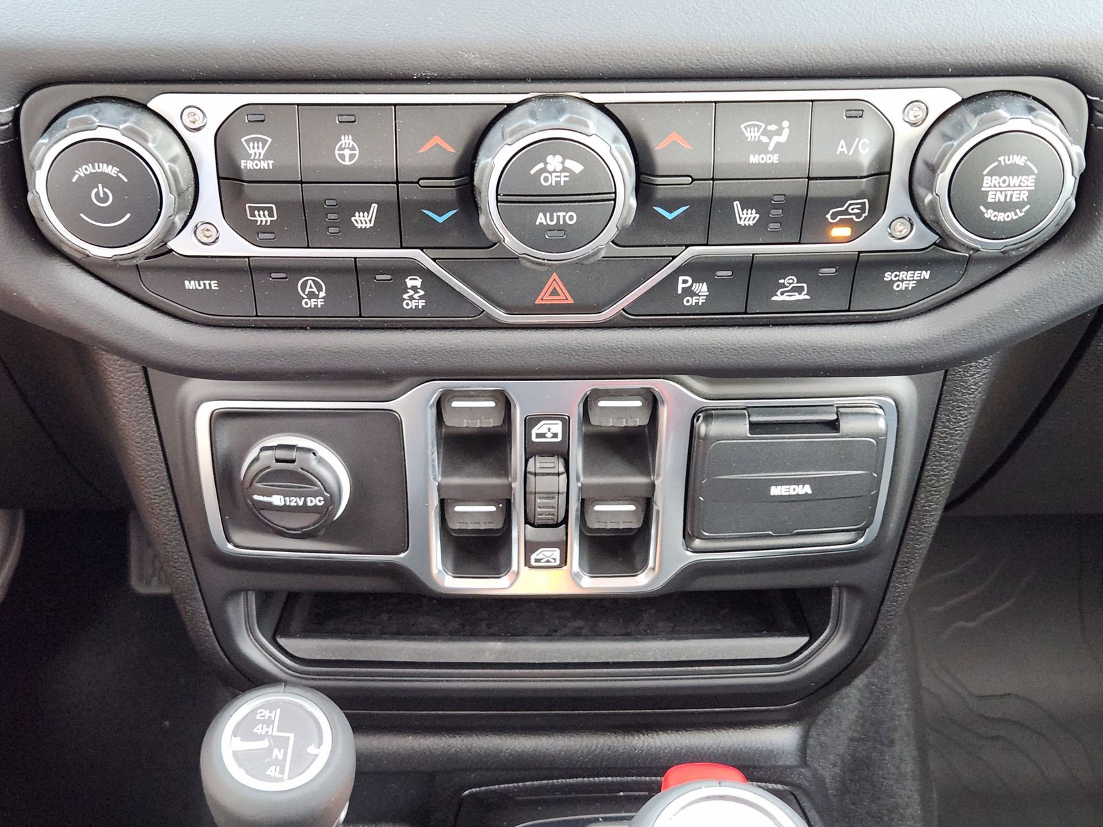 New 2026 Bright White Jeep 4-DOOR SAHARA image 27