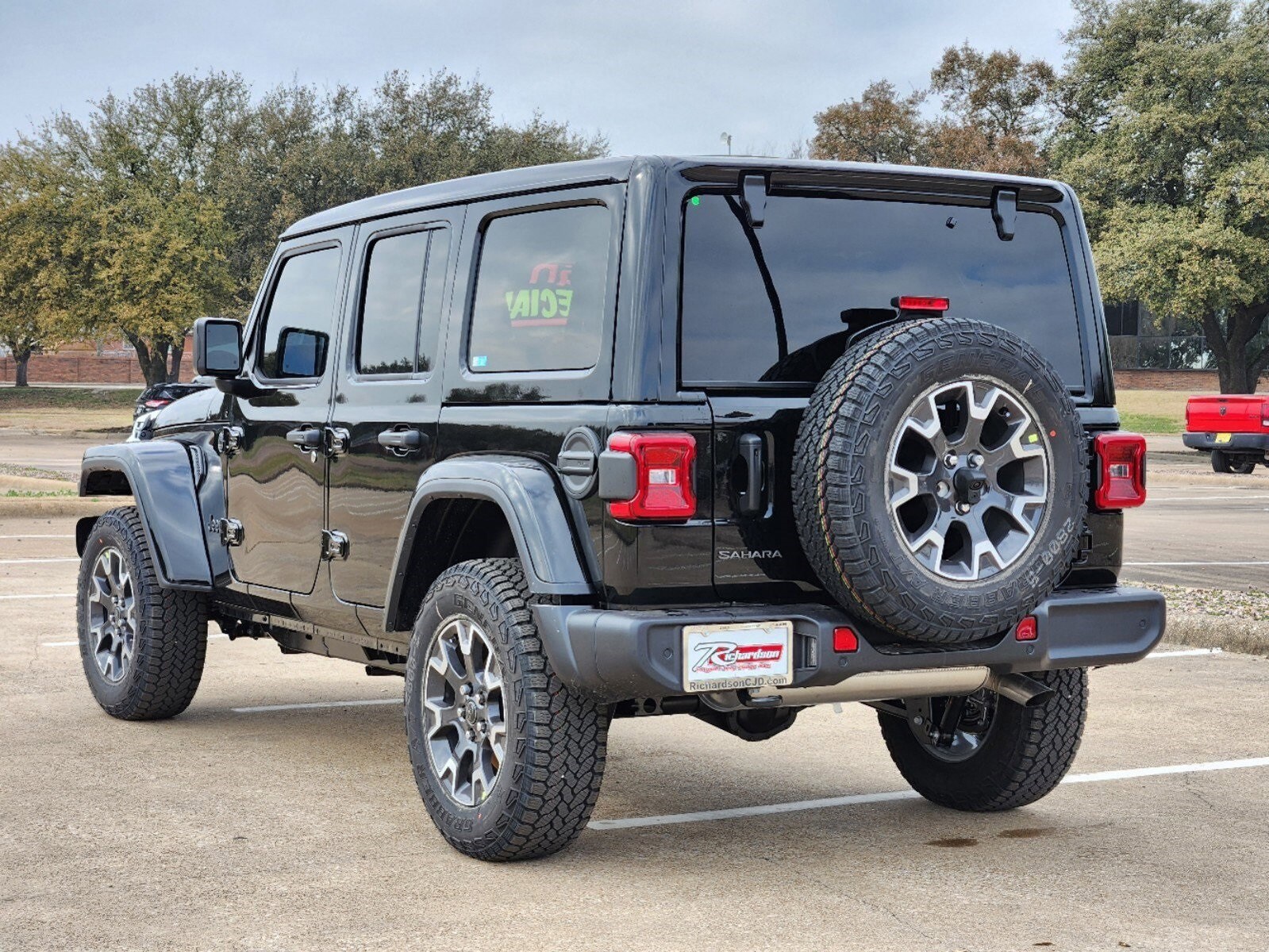 2025 Jeep Wrangler Sahara photo 4
