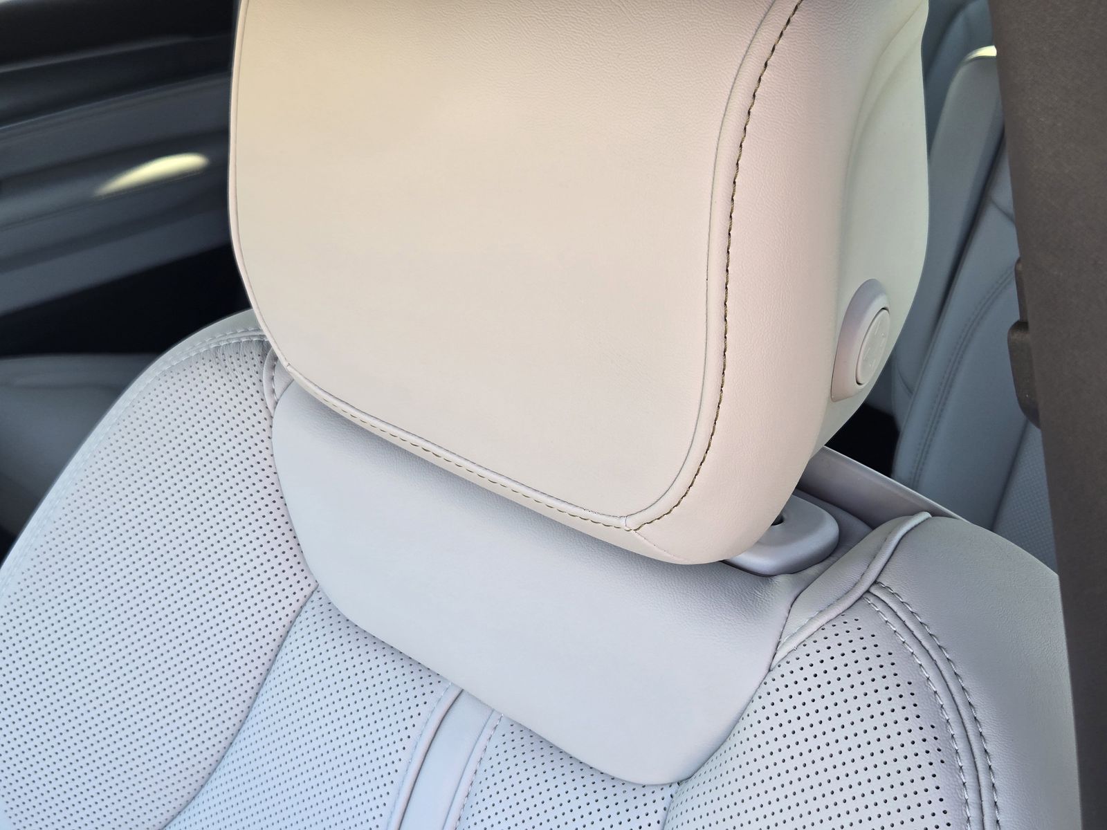 New 2025 Diamond Black Crystal Pearlcoat Jeep L LIMITED 4X4 image 15