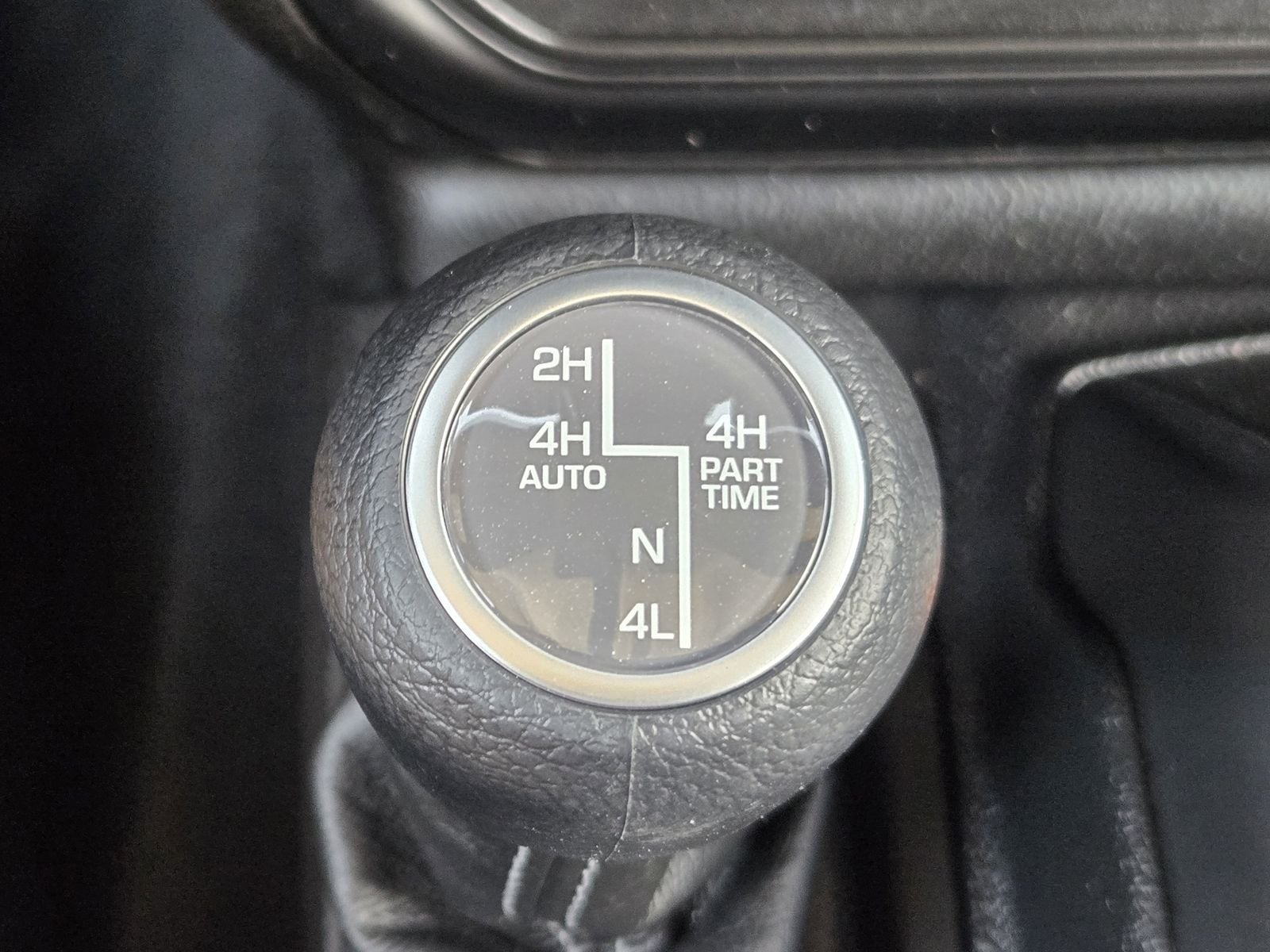 Used 2025 Granite Crystal Jeep Sahara image 27