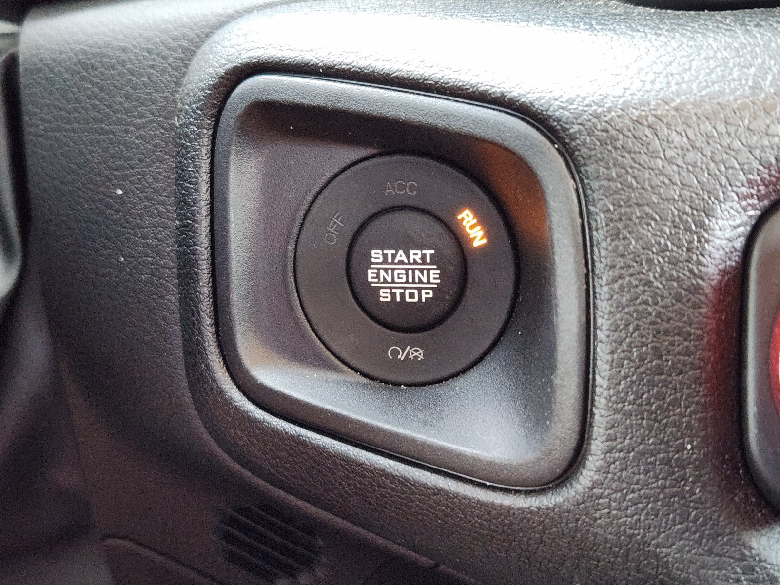 Used 2025 Granite Crystal Jeep Sport image 30